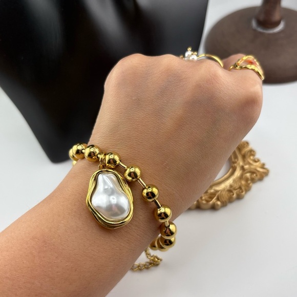 Gold Beaded Necklace with Baroque Pearl Pendant ✨ - Picture 7 of 10